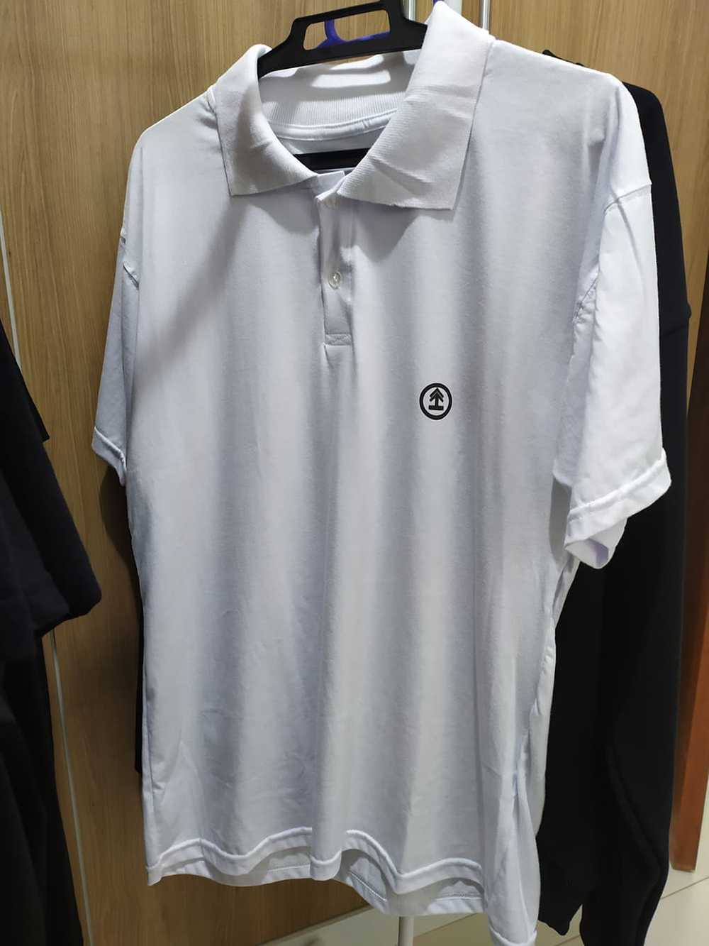 Camiseta polo branca com estampa preta