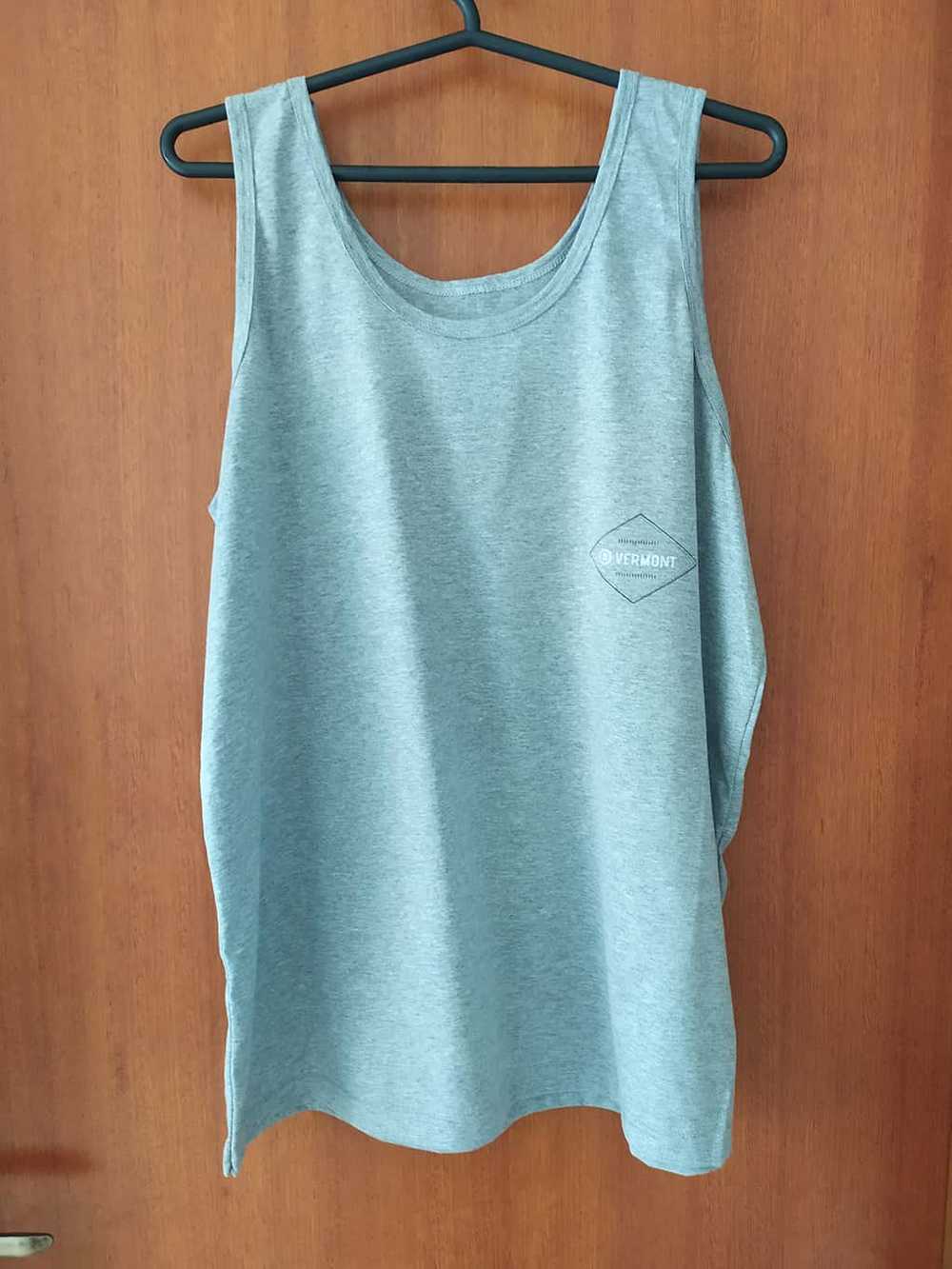 Camiseta regata cinza mescla com estampa colorida